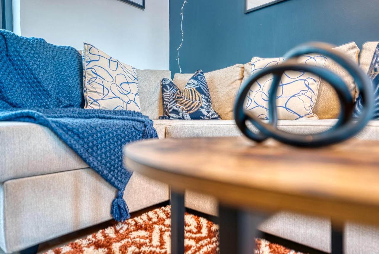 Ashcroft Loft By Timeless Stays - Stunning 3 Bedroom, 2 Bathrooms, Charming Central Apartment Featuring A Balcony Cirencester Exterior foto